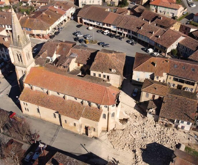 L'église de Saramon dans le Gers prise en hauteur, avec les gravats de la tour qui s'est effondrée en mars 2023